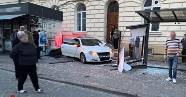 У Львові 25-річний водій Volkswagen вʼїхав у зупинку