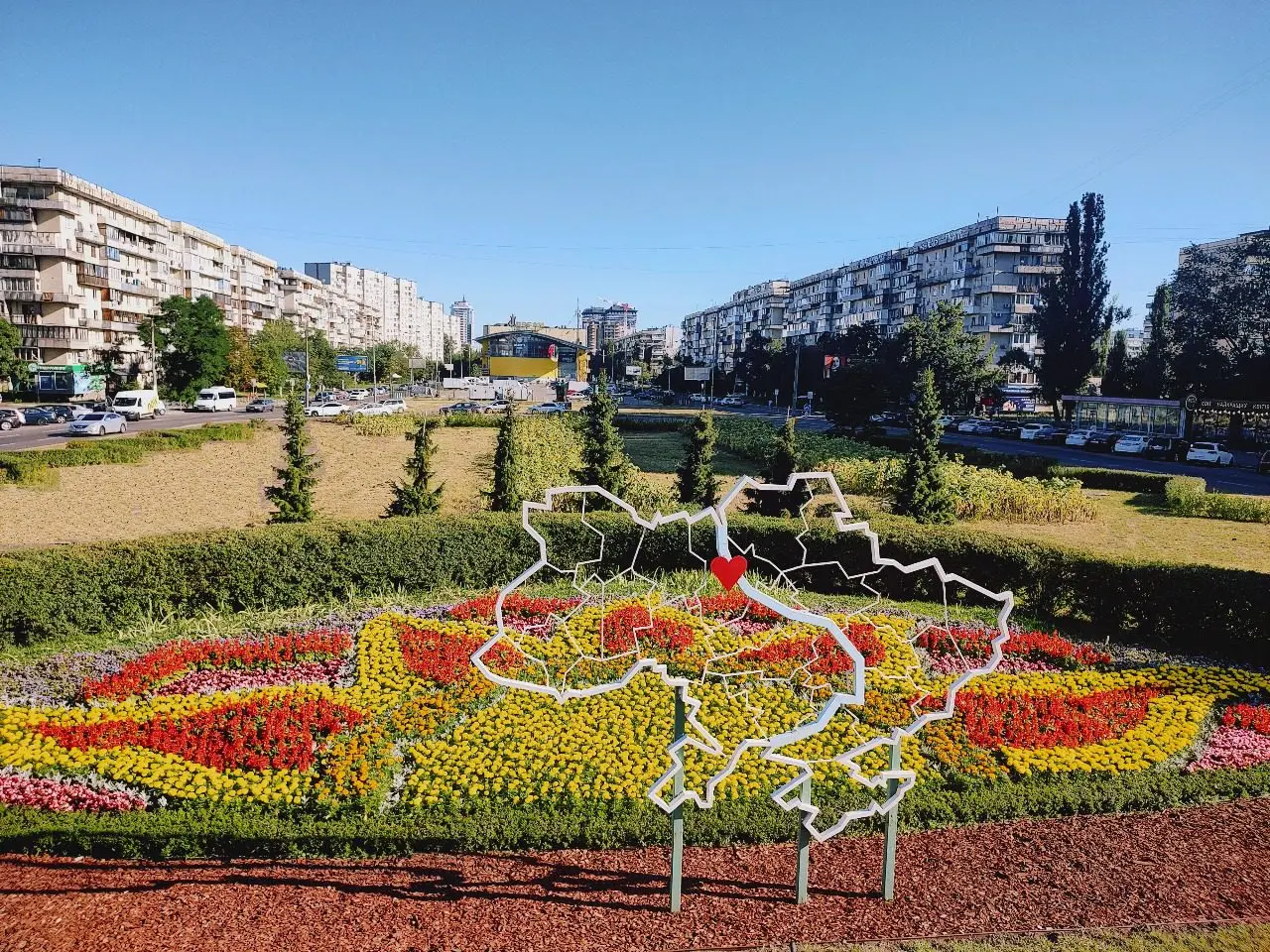 Квіткові композиції до Дня Незалежності прикрасили Київ