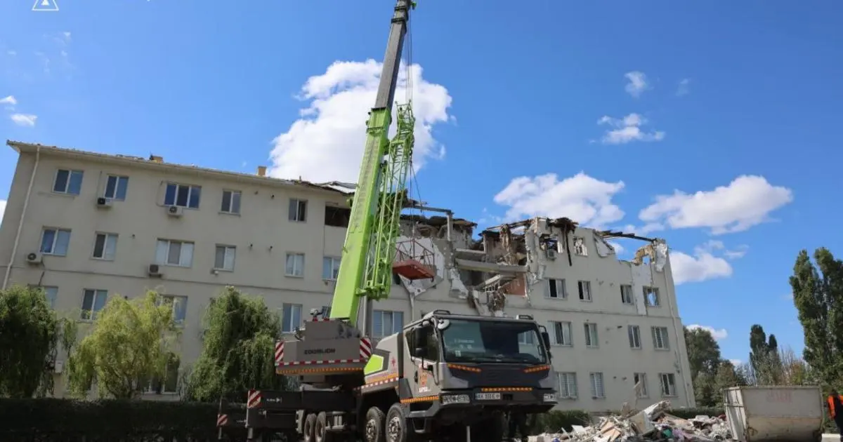 Рятувальники завершили розбирати завали зруйнованого дому в Харкові