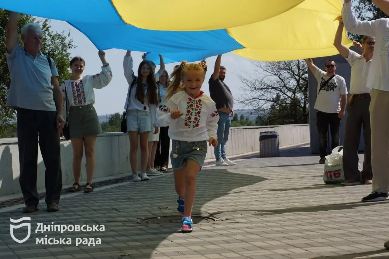 У Дніпрі до Дня Державного прапора розгорнули найбільший стяг довжиною 50 метрів