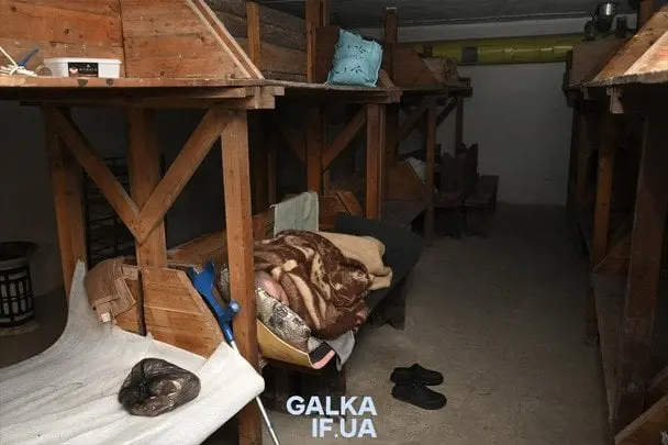 Безхатьки захопили укриття у Франківську та погрожують усім навколо (фото)