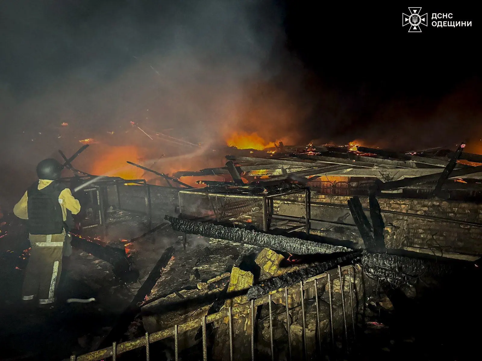 Вночі РФ атакувала Одеську область – рятувальники показали світлини ліквідації наслідків