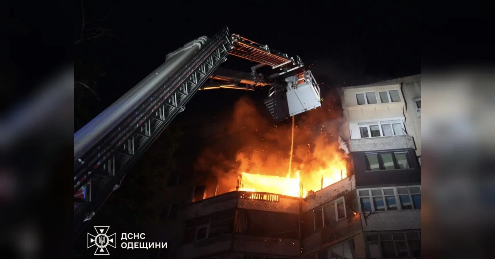 Росіяни вдарили дроном по багатоповерхівці в Одесі, а українські безпілотники атакували завод в Липецькій області (фото, відео)