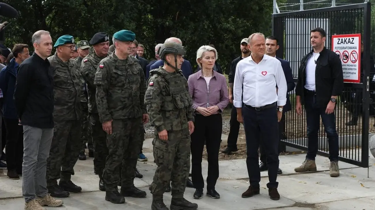Президентка Єврокомісії приїхала на кордон з Білоруссю, де "з’явилися солдати з рушницями"