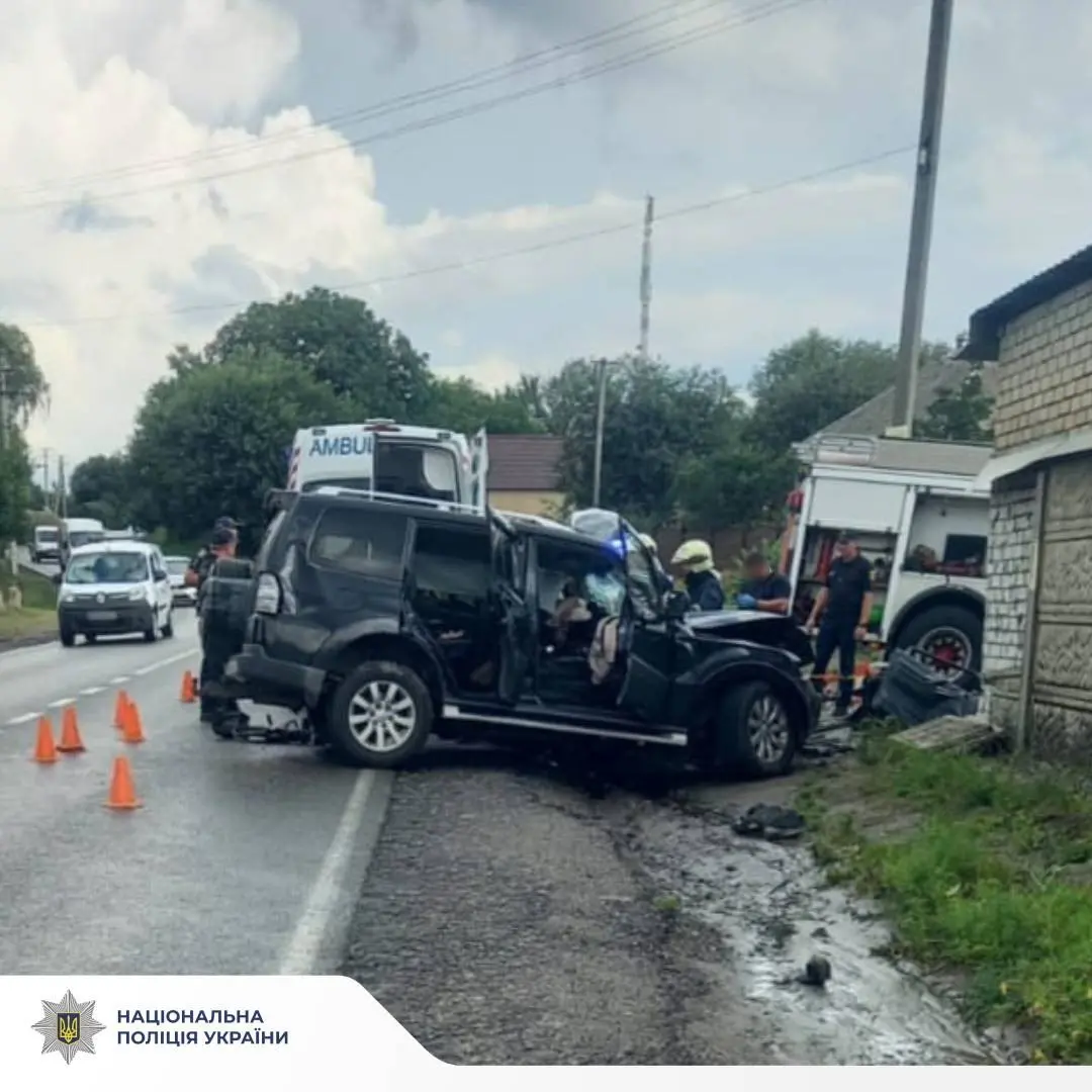 ДТП на Харківщині: водій в’їхав у гараж