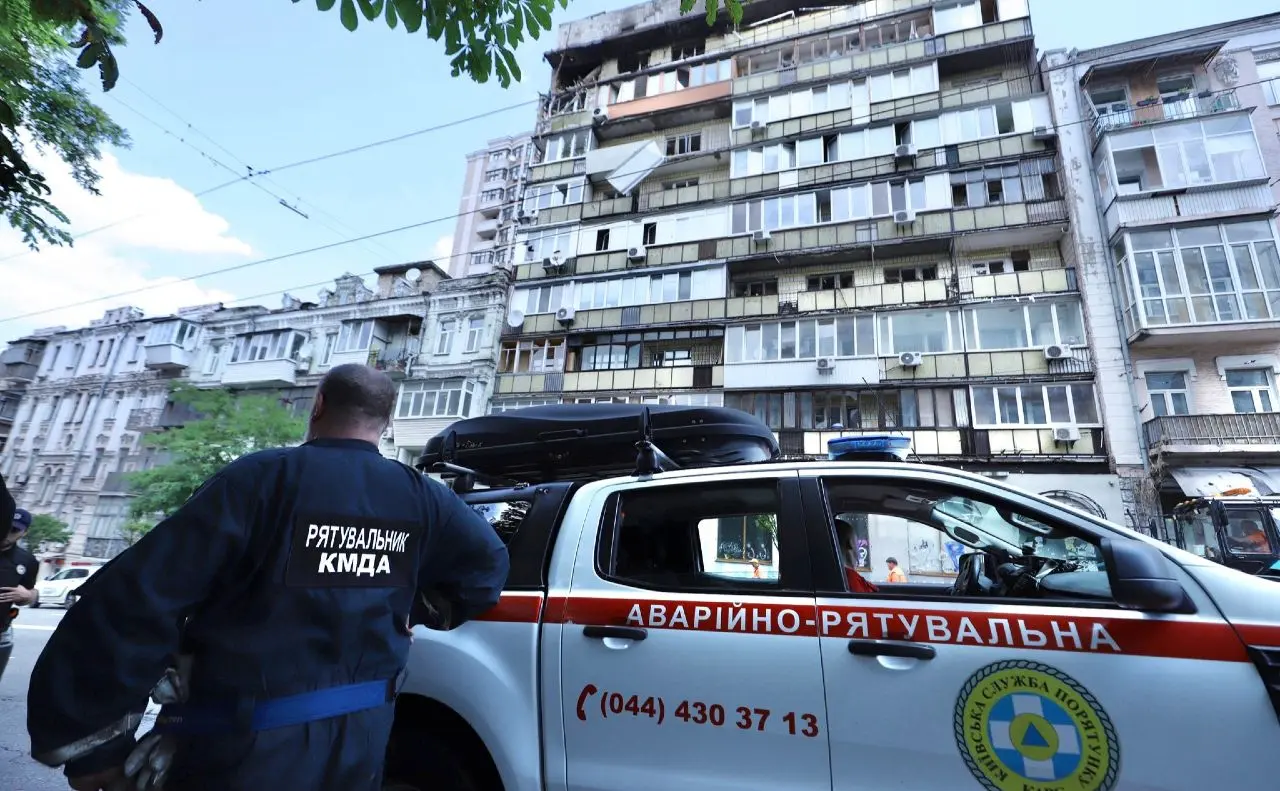 Комунальні служби ліквідовують наслідки ворожої атаки та відновлюють благоустрій столиці