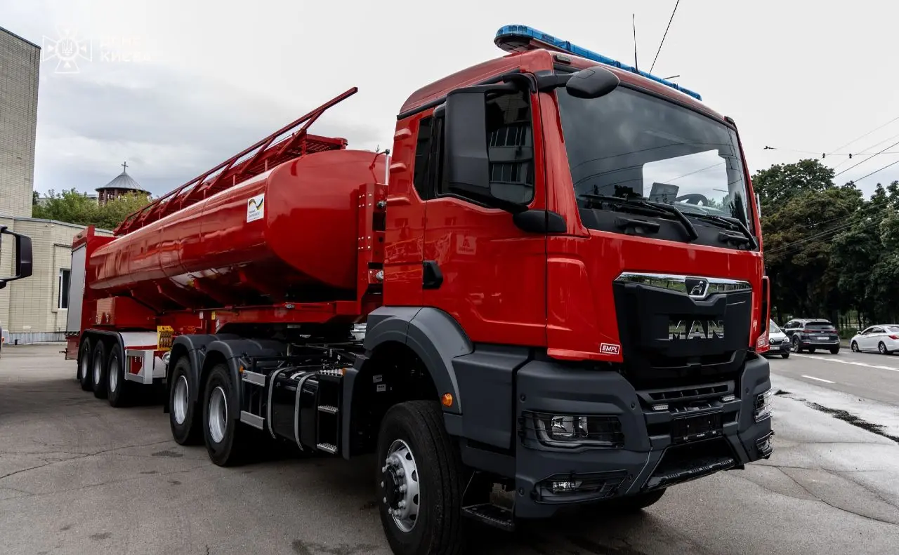 Столичні рятувальники отримали унікальний пожежний автомобіль