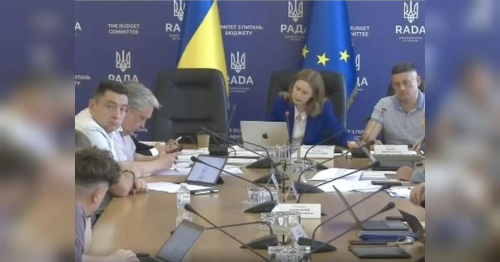 Планують підняти зарплатню до 450 тисяч грн на місяць. Не військовим, а чиновникам: скандал у ВР через зміни у держбюджеті