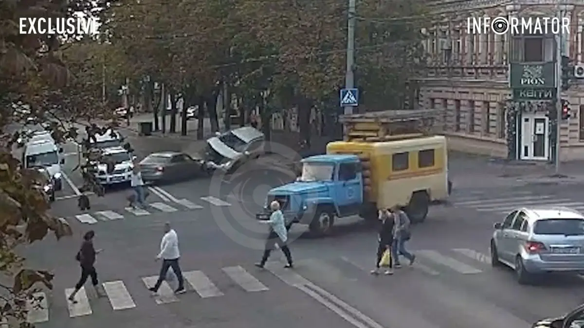 У Дніпрі на Нігояна Nissan врізався в Volkswagen, штовхнув її у Toyota й перекинувся на велосипедиста: момент ДТП
