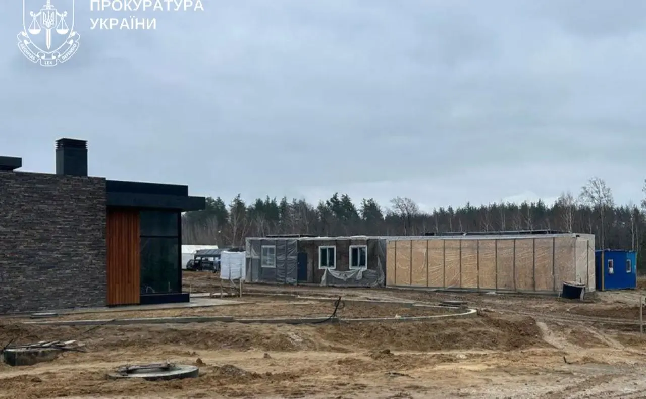 Встановили лише три із десяти модульних будинків у Мощуні: підприємцю повідомили підозру