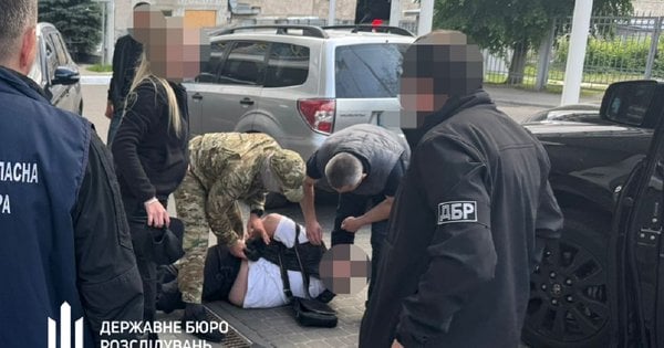 ДБР викрило військового на спробі переправити за кордон ухилянтів за 50 тис. доларів