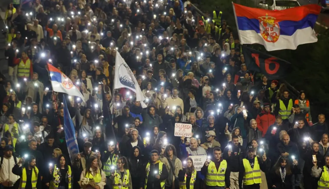 Тисячі людей вийшли на марші в Сербії проти правління Вучича