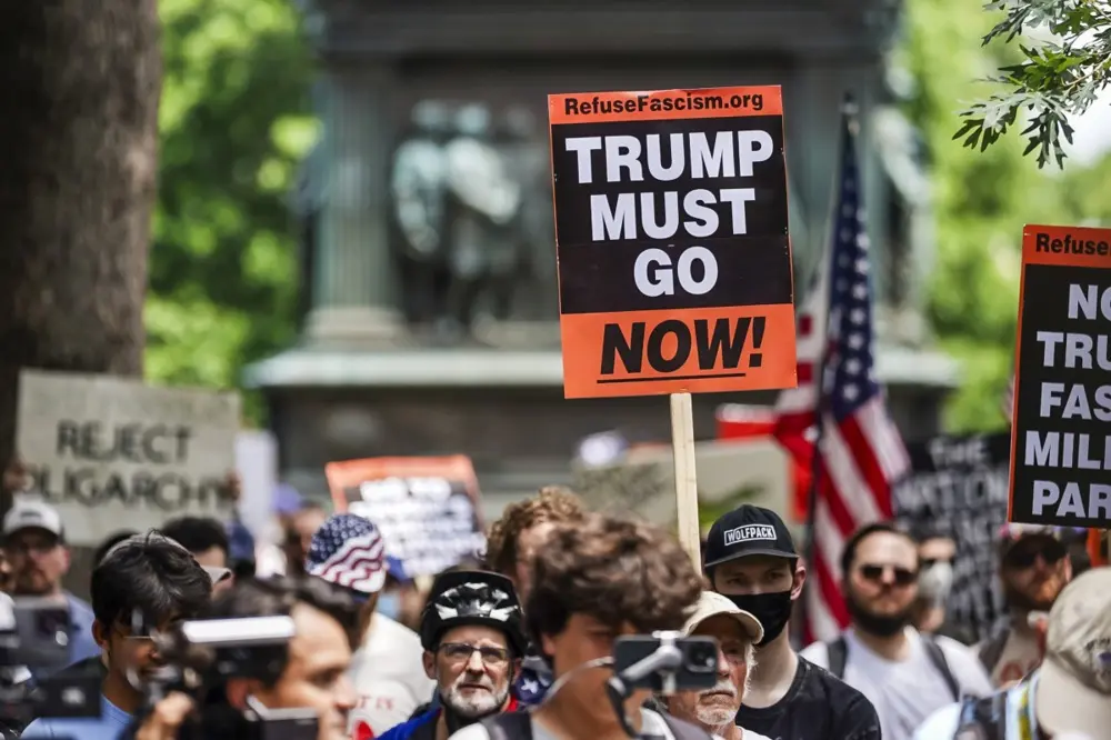 "Без королей". Американцы протестуют против Трампа в его день рождения.