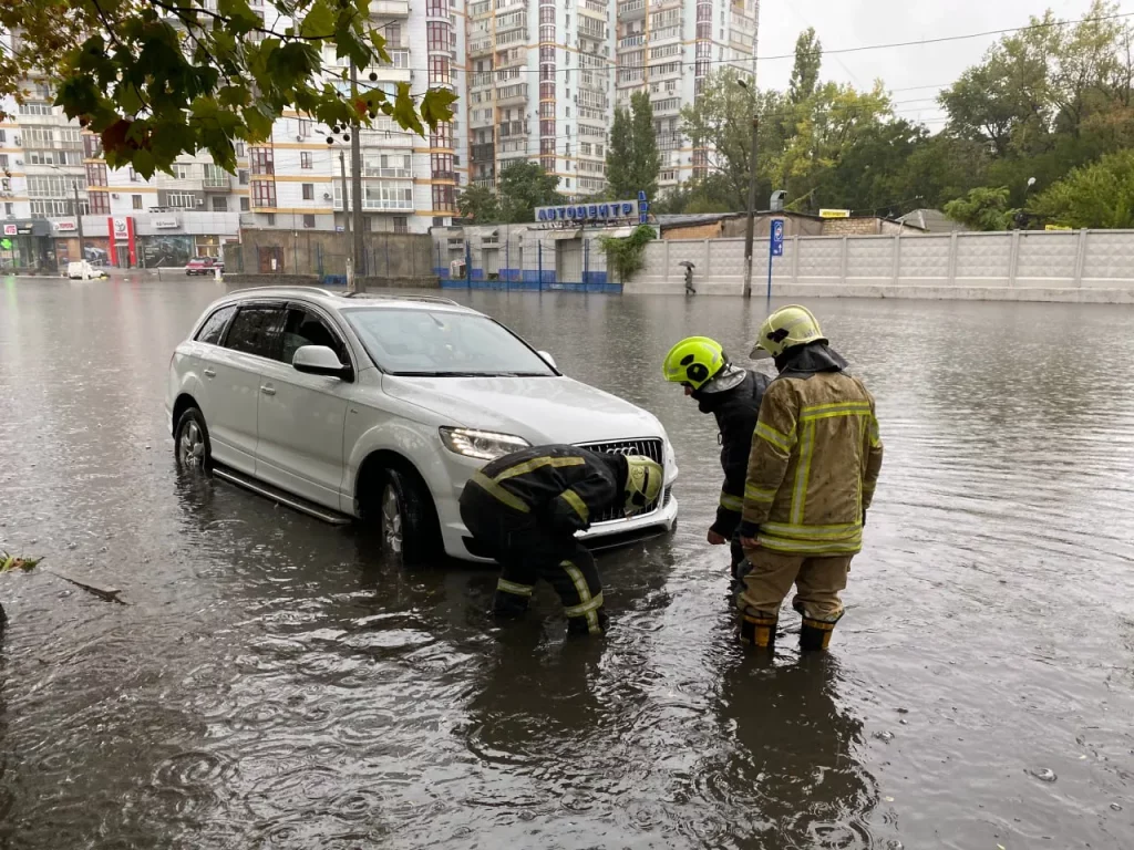Потоп в Одесі: затоплено багато вулиць, випала рекордна кількість опадів (фото)