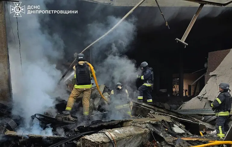 Ворог атакував передмістя Дніпра балістичними ракетами — виникла пожежа
