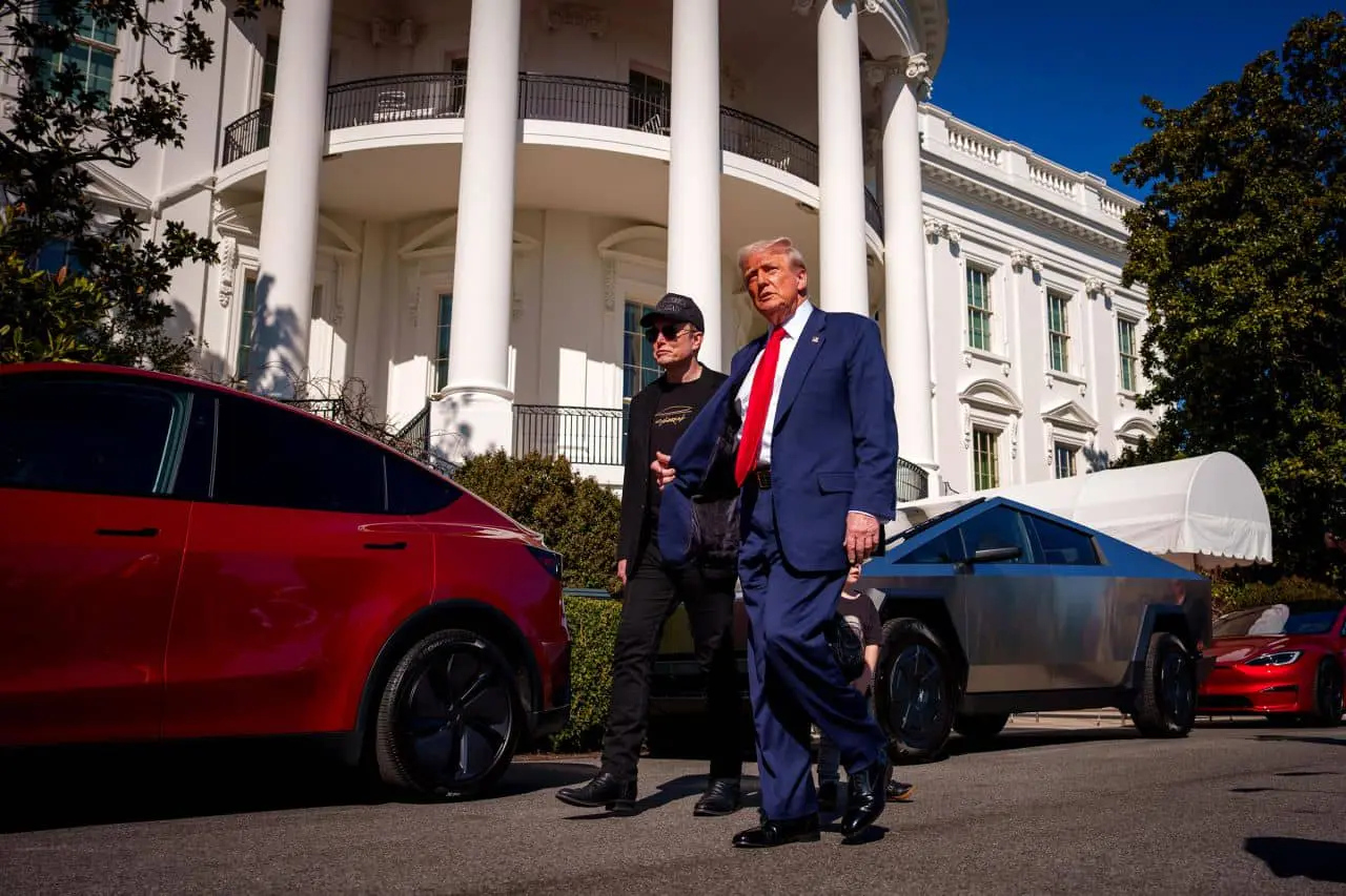 Трамп думає продати свою Tesla після сварки з Маском