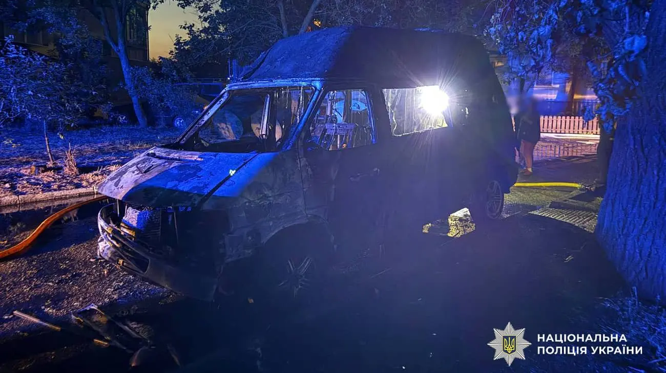 Поліція: В Одесі жінка з 13-річною донькою на замовлення росіян спалили військову автівку