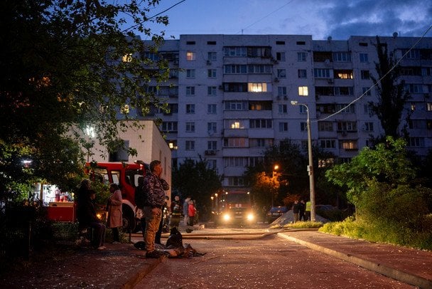 Уламки БпЛА влучили у багатоповерхівку на Оболоні, загорівся увесь під'їзд: фото