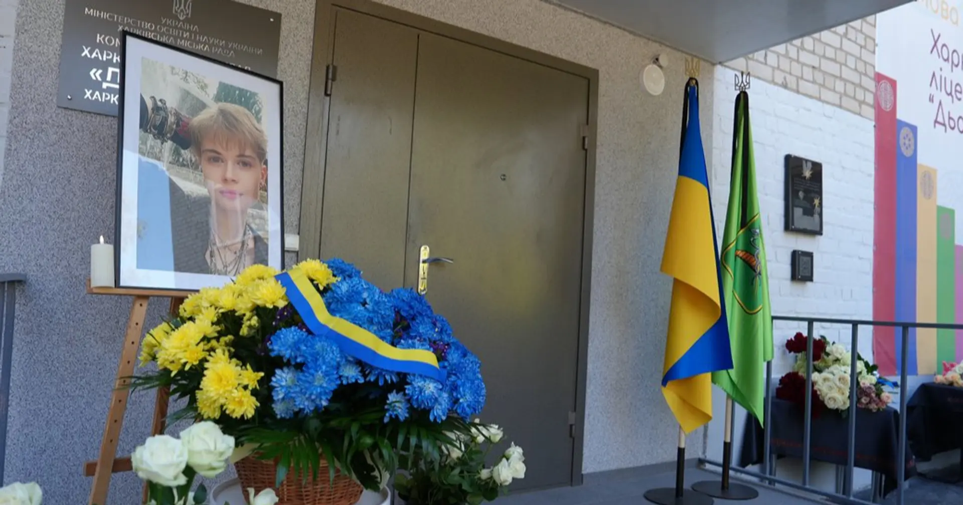 У Харкові встановили меморіальну дошку загиблій від російської ракети мисткині Ніці Кожушко
