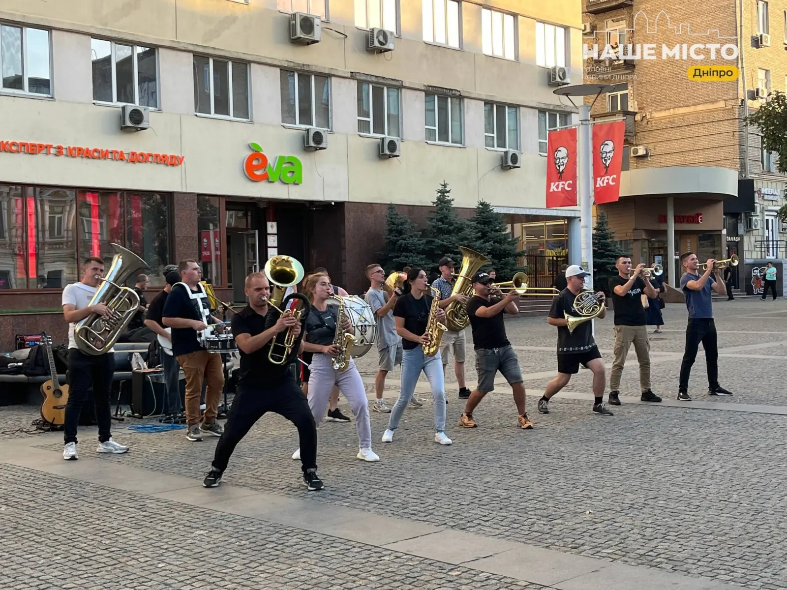 У Дніпрі на Європейському бульварі запалював загадковий вуличний оркестр: що про нього відомо