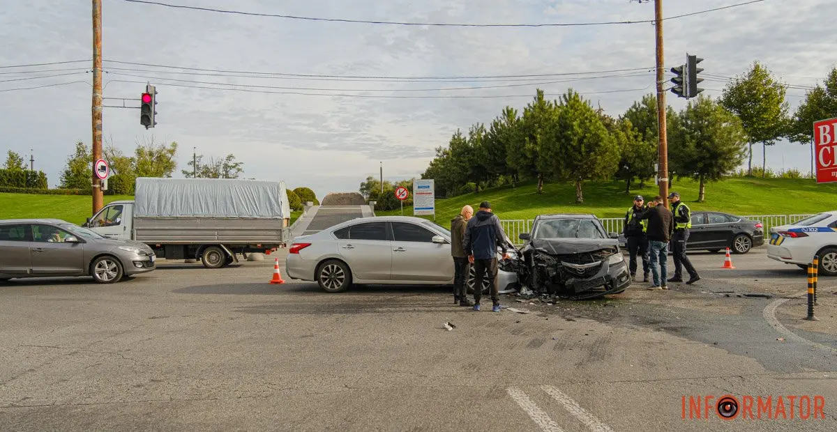 У Дніпрі на Набережній Перемоги зіткнулись Nissan та Mazda: рух ускладнений