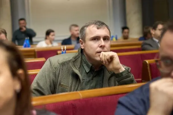 «Влада стріляє собі в ногу» рішенням щодо виїзду чоловіків 18–22 років: нардеп зробив різку заяву
