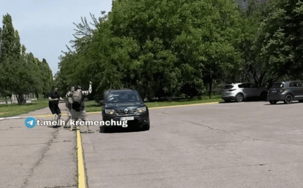 Група чоловіків напала на військових ТЦК у Кременчуці: що загрожує нападникам (відео)