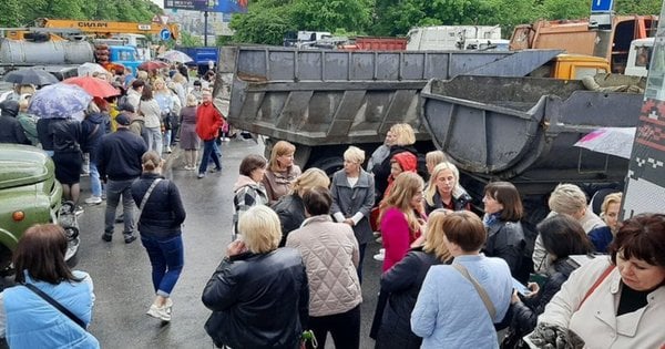 У Хмельницькому сміттєвозами заблокували богослужіння предстоятеля УПЦ МП Онуфрія