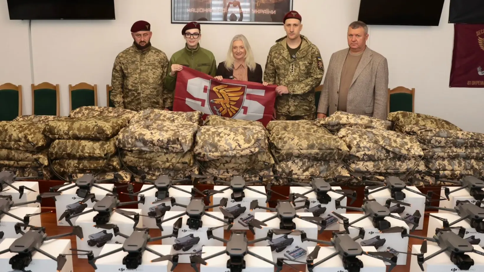 На Вінниччині захисникам передали 20 “мавіків” та 50 антитепловізійних пончо-плащів