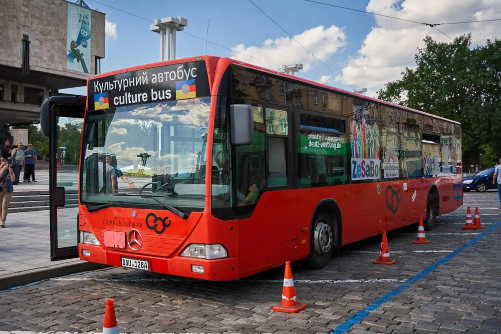 Німецькі благодійники подарували театру опери та балету автобус