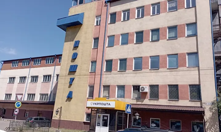 П’ятиповерхову будівлю "Укрпошти" у Чернівцях продають: стартова ціна майже 26 млн. грн