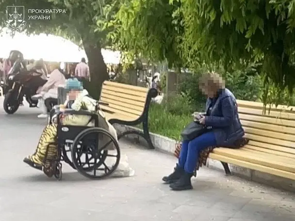 В Одесі жінка змушувала жебракувати свою 96-річну матір: як її покарають (фото)