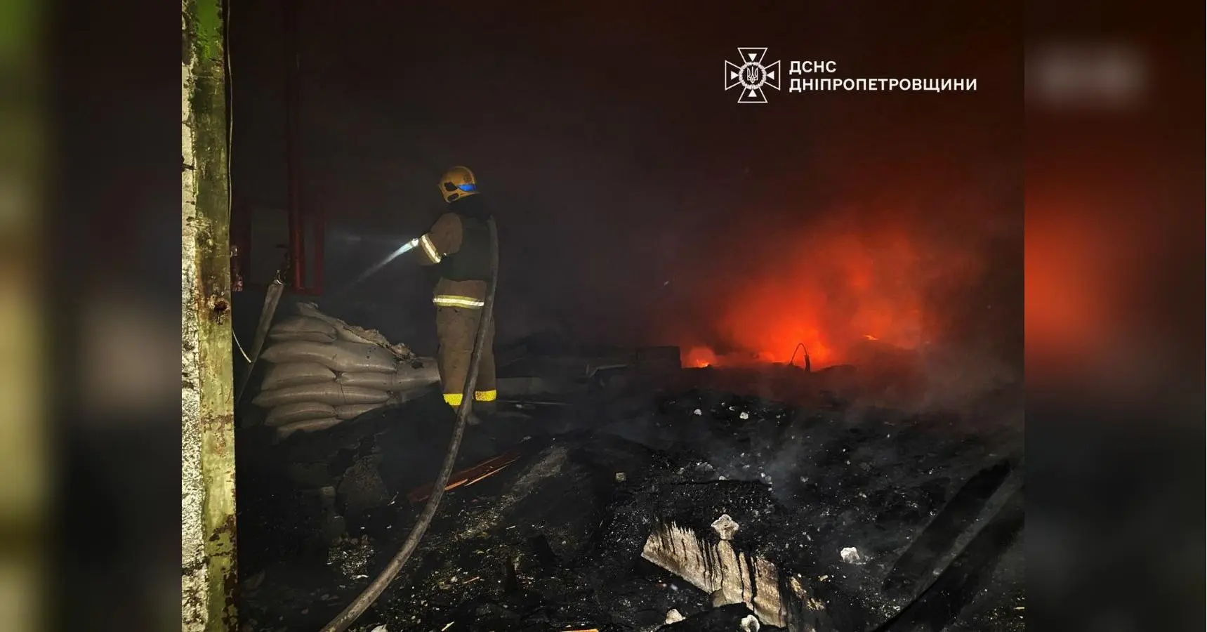 Десятки дронів атакували вночі Дніпро: мешканців міста попередили про загрозу хімічного зараження території (фото, відео)