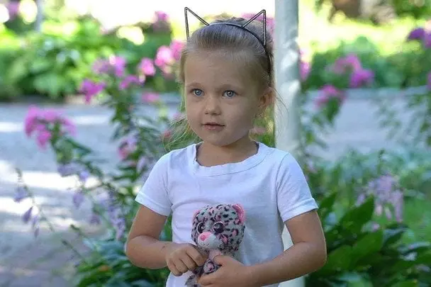 «Дитина щаслива, бігає та грається»: 4-річна Афіна з Кривого Рогу пройшла курс реабілітації від Фонду Ріната Ахметова