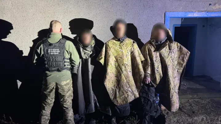 Біля кордону з Молдовою затримали трьох втікачів у "плащах-невидимках"